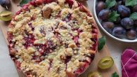 KRAMBL SA ŠLIVAMA I JOGURTOM: Sočan voćni desert koji se pravi bez mnogo muke (RECEPT)