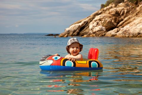 Savet pedijatra: Kada beba sme da se kupa u moru?