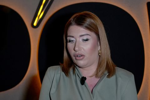 ŽIVELA U GARAŽI, DELILA TOALET SA STARIJIM MUŠKARCEM: Naša pevačica ostvarila najveću želju - nije mogla da se vrati kod roditelja, a sada je kupila stan