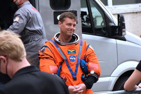 ŽIVOTNA PRIČA KOMANDANTA MISLIJE ARTEMIS II JE PUNA BOLA: Na Zemlji je ostavio najvrednije, a u svemir poneo – TUGU (FOTO)