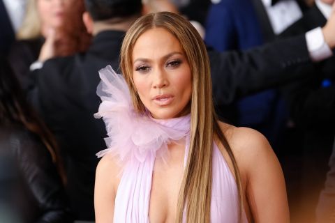 DžENIFER LOPEZ JE OBUKLA OVU HALJINU NA GREMIJU PRE 26 GODINA I ISPISALA ISTORIJU: Stilistkinja pokušala da je odgovori