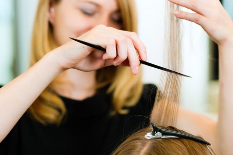 Frizer savetuje da ovakav način šišanja kose može da vas podmladi: Većina greši 