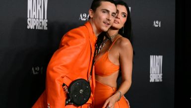 IAKO SU GODINAMA ZAJEDNO, IZGLEDA KAO DA JE KORISTI: Ona skače na svaki njegov mig, decu zapostavlja! (FOTO)