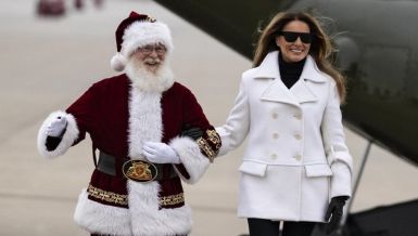 UHVATILA DEDA MARAZA POD RUKU I ODUŠEVILA: Melanija Tramp se pojavila u autfitu vrednom preko 5.000 dolara, pa poslala divnu poruku!