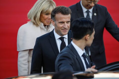 BRIŽIT MAKRON SE POJAVILA U JAVNOSTI NAKON ŠTO JU JE NAPRAO DONALD TRAMP: Muž odbrusio američkom predsedniku i zaštiio svoju ženu na pravi način