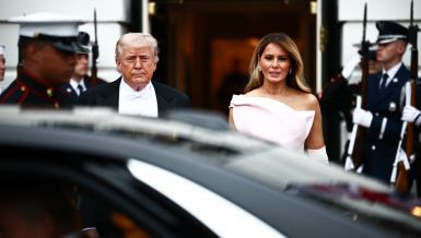 Трамп кренуо да ухвати Меланију за руку - због онога што је урадила, горе мреже: \