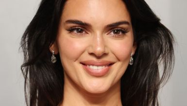 ДА ЛИ ИМАМО НОВИ НАЈЛЕПШИ ПАР НА СВЕТУ? Прелепи глумац и манекенка наводно ухваћени заједно на концерту! (ВИДЕО)