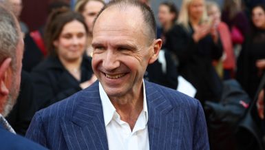 СЛАВНИ ГЛУМАЦ СА СРПСКИМ ПАСОШЕМ ШОКИРА СВОЈИМ ЉУБАВНИМ ЖИВОТОМ: Глумац је прву жену оставио због колегинице која му је глумила мајку, а њу због још старије