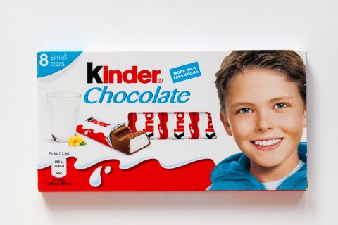 KAKO DANAS IZGLEDA DEČAK SA KINDER ČOKOLADE: Ima 33 godine i potpuno je promenio imidž (FOTO)