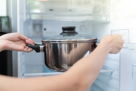 Da li vruću hranu smemo da odložimo u frižider? Stručnjaci savetuju oprez