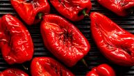 КАКО ДА ИСПЕЧЕТЕ ПАПРИКЕ У РЕРНИ? 4 трика домаћица за прављење ајвара код куће