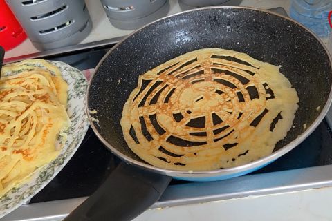 KAKO SE PRAVE ČIPKASTE PALAČINKE? Dekorativne su i ukusne (VIDEO)