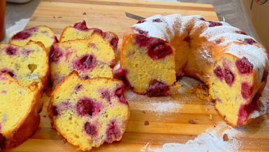 NAJSOČNIJI KUGLOV SA VIŠNJAMA: Mekan kao duša, a toliko je ukusan da će svi tražiti još jedno parče (RECEPT/VIDEO)