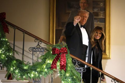 MELANIJA I DONALD OBJAVILI BOŽIĆNU FOTOGRAFIJU: "Izgledaju kao da idu na sahranu"