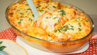 SVE IDE U JEDNU TEPSIJU: Piletina sa kremastim krompirom i mocarelom osvaja na prvi zalogaj (RECEPT)