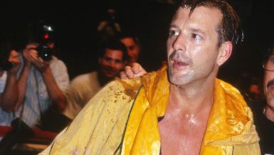 ЗА ЊИМ СУ ЛУДЕЛЕ ЖЕНЕ ШИРОМ ПЛАНЕТЕ, САДА ГА ИЗБАЦУЈУ НА УЛИЦУ: Познати глумац моли за помоћ, на корак је да постане - БЕСКУЋНИК!