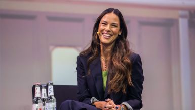 АНА ИВАНОВИЋ У КАПУТУ СЕЗОНЕ: Ова боја је тренутно највећи тренд, али не може свако да је понесе (ФОТО)