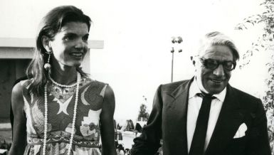 ОСТАВИО ЈЕ ЉУБАВ СВОГ ЖИВОТА ДА БИ ОЖЕНИО УДОВИЦУ, ВАРАО ЈЕ И НАМЕСТИО СКАНДАЛ: Непознати детаљи узб брака Џеки Кенеди и 23 године старијег богаташа