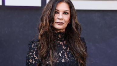 У ШЕСТОЈ ДЕЦЕНИЈИ ИМА ЛИНИЈУ КАО И ПРЕ 20 ГОДИНА: Прелепа глумица а се строго држи овог режима (ФОТО)