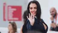 ГЕОРГИНА РОДРИГЕЗ ПОНОВО ОМАШИЛА НА ЦРВЕНОМ ТЕПИХУ: Показала деколте, а сукња само што не пукне! (ФОТО) 