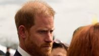 КАМЕРА СНИМИЛА НЕПРИЈАТАН ТРЕНУТАК ПРИНЦА ХАРИЈА: Ко сме да одбије руковање са сином британског краља? (ВИДЕО)
