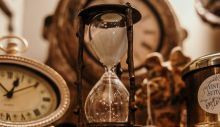 1595245726_shallow-focus-of-clear-hourglass-1095601.jpg
