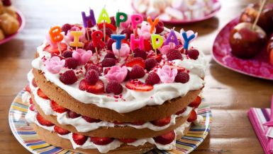 (UZNEMIRUJUĆE FOTOGRAFIJE) Duvala svećice na torti, probudila se u bolnici - umalo izgubila oko