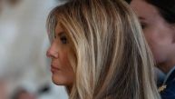 MELANIJA U POSETI AZIJI NIŽE STAJLINGE KOJI ODUZIMAJU DAH: Ono što je obukla za šetnju Kineskim zidom je vrhunac stila! (FOTO)