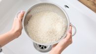 Једноставан трик који мења укус пиринча? Кувари кажу да се пере само на један начин 