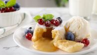LAVA KOLAČ SA BELOM ČOKOLADOM KOJI MIRIŠE NA LUKSUZ: Jednostavan recept za posebne prilike