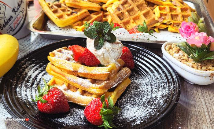 Brze galete sa voćem i jogurtom: Odlične su za doručak, užinu ili laganu večeru (VIDEO)