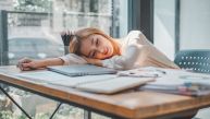 Nedostatak sna vodi u celodnevni umor, ali ne samo to: Ovih 14 loših navika oduzimaju vitalnu energiju