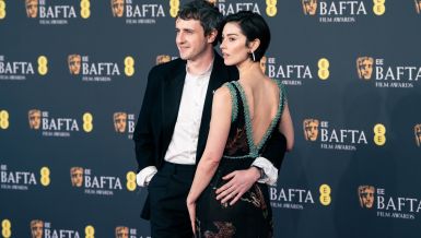 ИРАЦ КОГА ЖЕНЕ ОБОЖАВАЈУ ПОКАЗАО ДЕВОЈКУ: Пар по први пут заједно на црвеном тепиху (ФОТО)