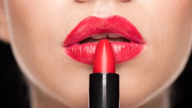 TRIK ŠMINKERA SA KARMINOM ĆE UČINITI DA TRAJE CEO DAN: Dodajte dva koraka pre nanošenja i videćete razliku 