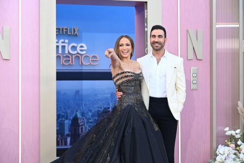DžENIFER LOPEZ U ZAGRLJAJU MLAĐEG KOLEGE: Glumica došla na premijeru svoje nove romantične komedije i ostavila bez teksta (FOTO)