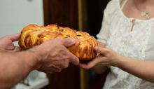 1793264453_husband-wife-holding-traditional-serbian-Depositphotos_793987208_S.jpg