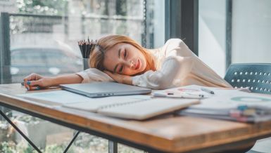 Недостатак сна води у целодневни умор, али не само то: Ових 14 лоших навика одузимају виталну енергију