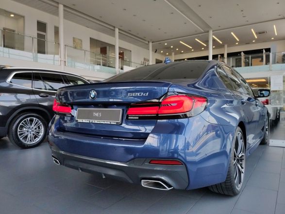 1596102817_BMW-Serije-5-salon-3.jpg