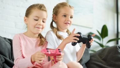 КОЛИКО ДУГО ДЕЦА СМЕЈУ ДА ИГРАЈУ ИГРИЦЕ? Све преко оволико сати је превише 