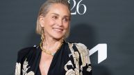 ШЕРОН СТОУН СЕ НАКОН 33 ГОДИНЕ ВРАТИЛА НА МОДНУ ПИСТУ: Својом харизмом заводи и у седмој деценији (ВИДЕО)
