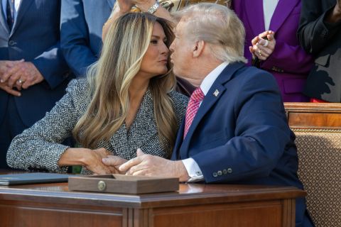 TRAMP SE NAGNUO KA MELANIJI, A ONA… Neprijatan trenutak između predsednika i prve dame postao hit na mrežama (VIDEO)