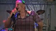 ЗБОГ ГРЕШКЕ РОДИТЕЉА ЦЕО ЖИВОТ ХОДА НА ШТАКАМА: Познати певач је као дете морао на операцију, али његови мајка и отац нису потписали сагласност