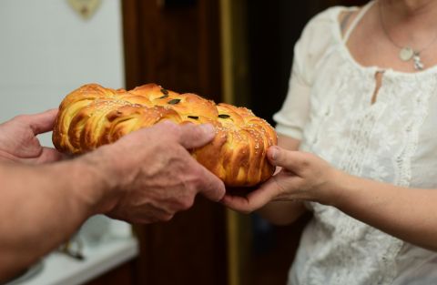 1793264453_husband-wife-holding-traditional-serbian-Depositphotos_793987208_S.jpg
