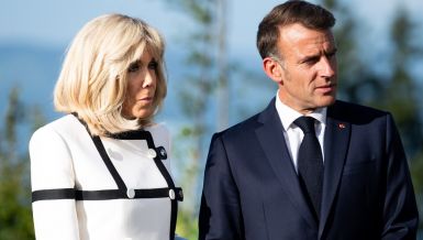 БРИЖИТ МАКРОН ОДУШЕВИЛА СТАЈЛИНГОМ: Обукла црно бели комплет и доказала да је једна до најбоље обучених првих дама на свету (ФОТО)