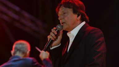 ČOLINU SUPRUGU NAPALA NJEGOVA OBOŽAVATELJKA: Posekla je nožem po licu