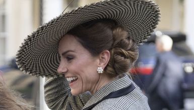 KEJT MIDLTON U MODNOM MOMENTU ZA PAMĆENJE: Vetar je učinio svoje, a odevnoj kombinaciji i detaljima priča ceo svet!