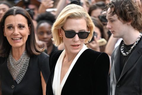 KEJT BLANŠET ZAPALILA PARIZ ŠIK KOMBINACIJOM: Savršen spoj moći, glamura i večne elegancije (FOTO)