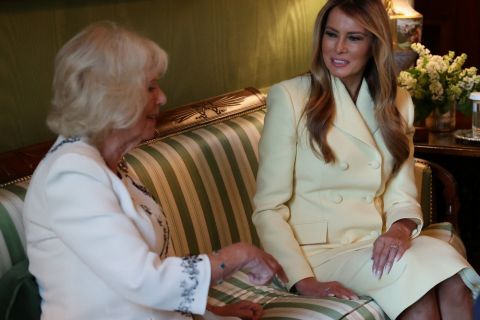 Melanija ponizila Kamilu kao nikad pre: Kraljeva supruga joj prišla pa dobila hladan tuš, svi se pitaju kako će dalje (video, foto)