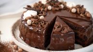 U OVOME LEŽI TAJNA SAVRŠENE ČOKOLADNE TORTE: Trik poslastičara koji se jednostavno primenjuje 