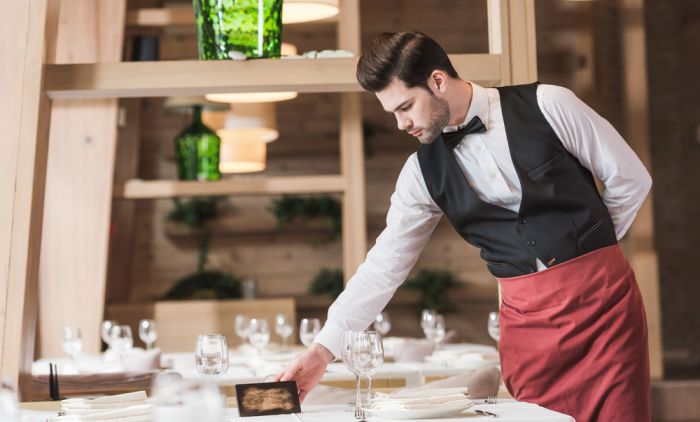POMAŽETE KONOBARU DA POSPREMI STO? Psiholozi objašnjavaju da to mnogo govori o vama